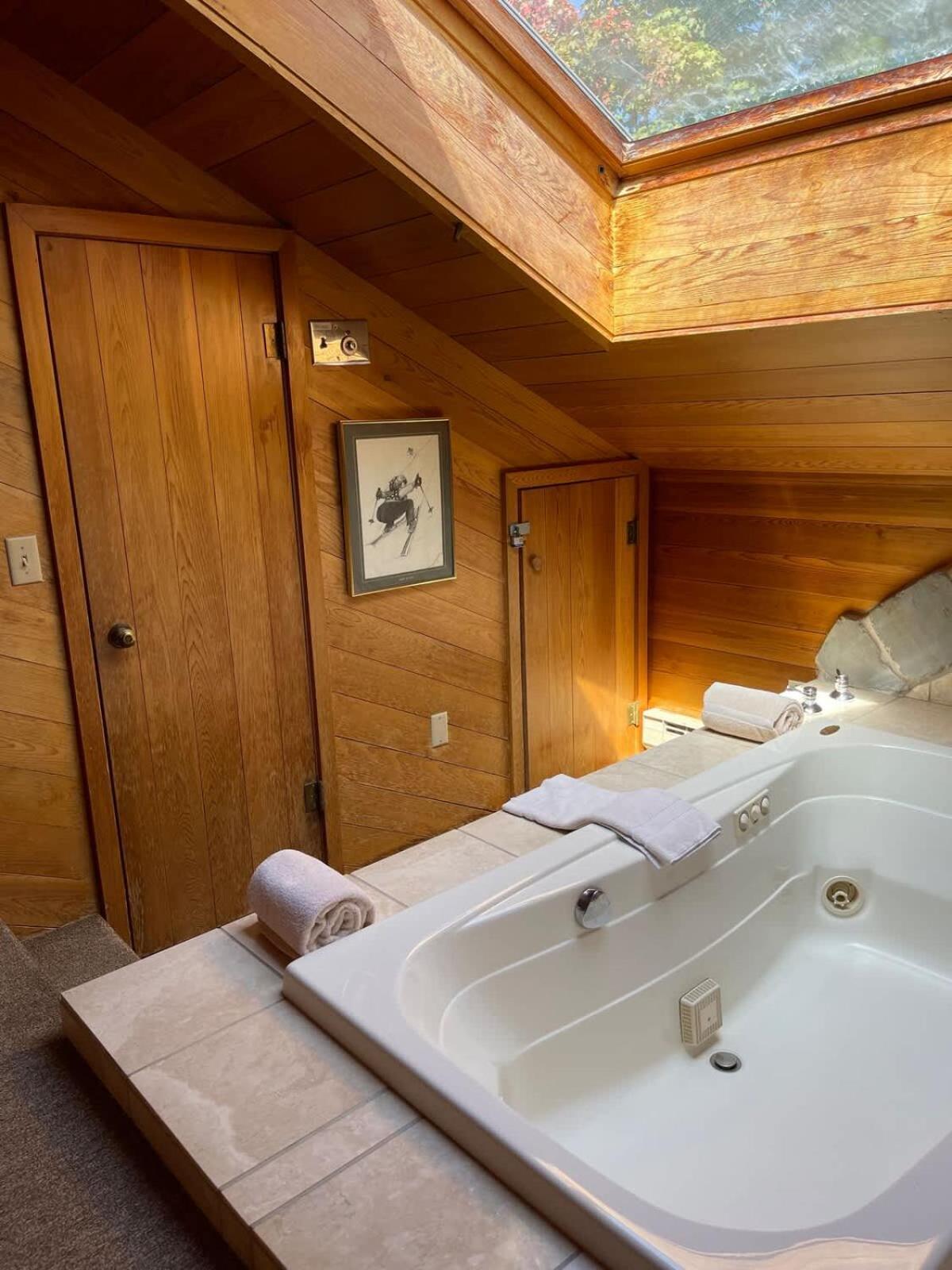 Top Floor Luxury, Sauna, Private Pool, Lake Bellaire Beach, 5 Beds, 4 Full Bath Exterior photo