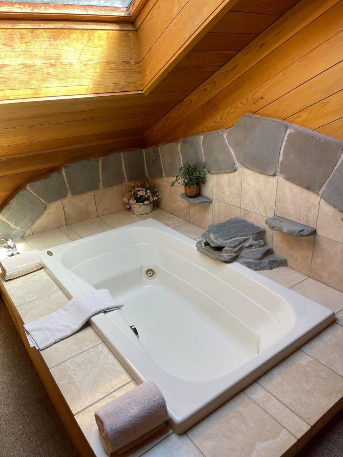 Top Floor Luxury, Sauna, Private Pool, Lake Bellaire Beach, 5 Beds, 4 Full Bath Exterior photo