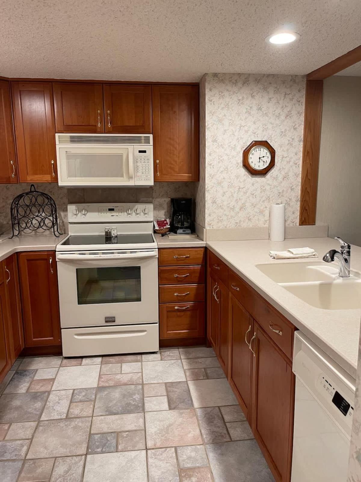 Top Floor Luxury, Sauna, Private Pool, Lake Bellaire Beach, 5 Beds, 4 Full Bath Exterior photo
